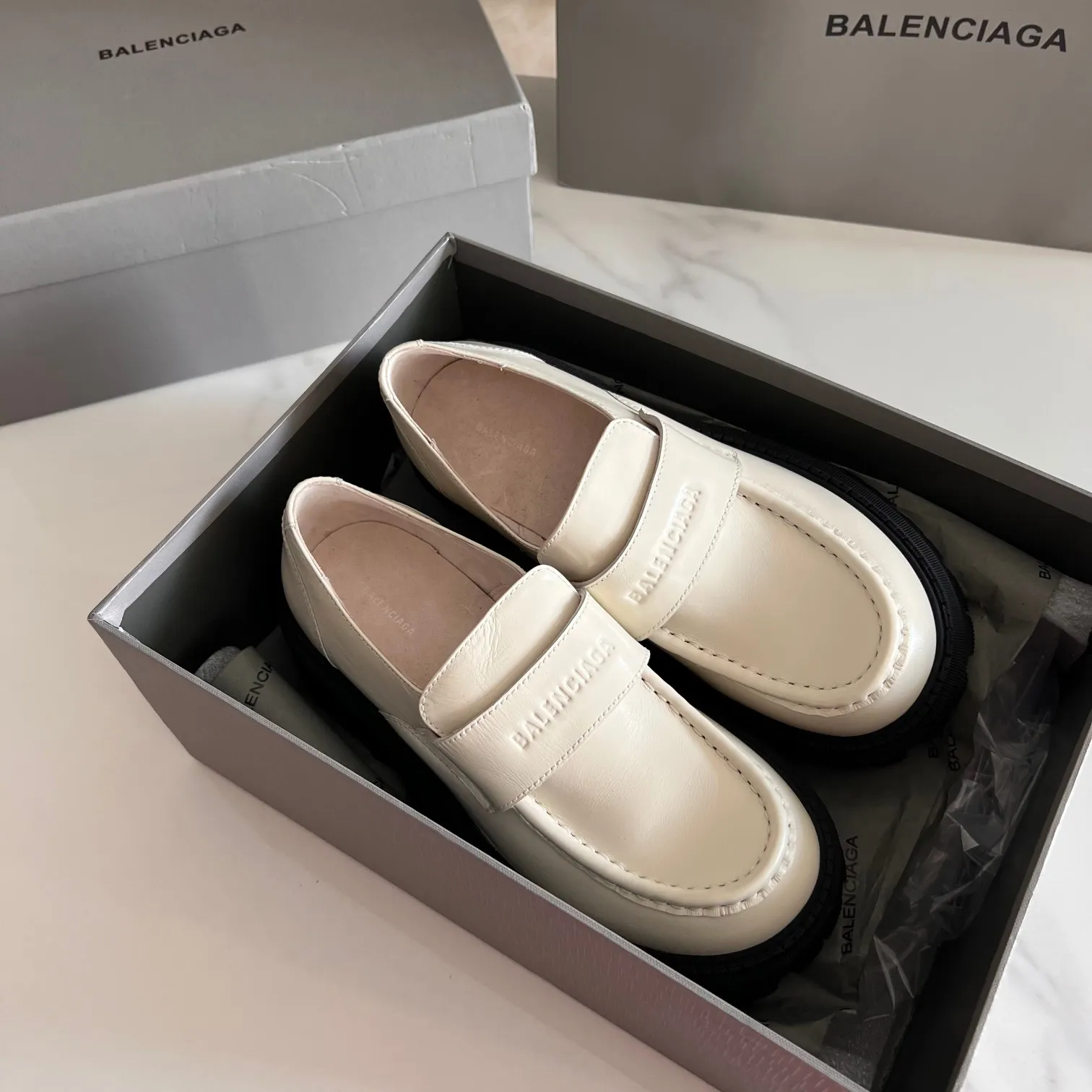 👟👟Ex-factory price 600👟👟 BALENCIAGA# Balenciaga's new big-toe derby shoes TRACTOR big-toe derby shoes loafers👞 Original medium-gloss open-edge beaded cowhide. Restrained and stylish. Matched with the brand logo on the shoe cover. The rhythm of closing your eyes. The lining and feet are made of black silk cowhide. The texture is soft and delicate. The gear-shaped rubber outsole is 5cm higher. Size: 35-40 (customization of 40 pieces is not returnable)